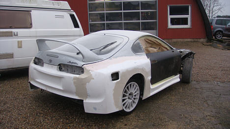 Efter mange spartlinger og slibninger kunne Supranen endelig køres ud af værkstedet, så den kunne beundres i dagslys.
(Foto: Vesti Motorsport)